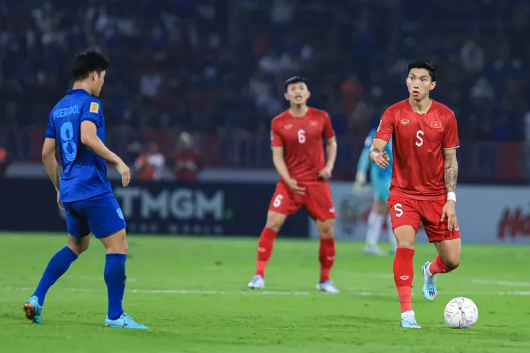 Kỹ Thuật Đá Thòng Trung Vệ Chỉ Huy Hàng Phòng Ngự Vững Chắc Như Bàn Thạch